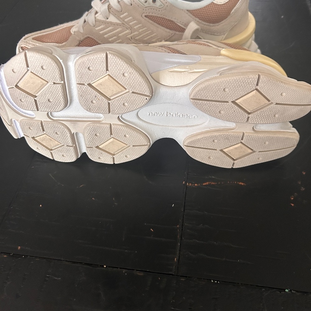 New Balance Beige & White Mode De Vie size 7 - Picture 2 of 3